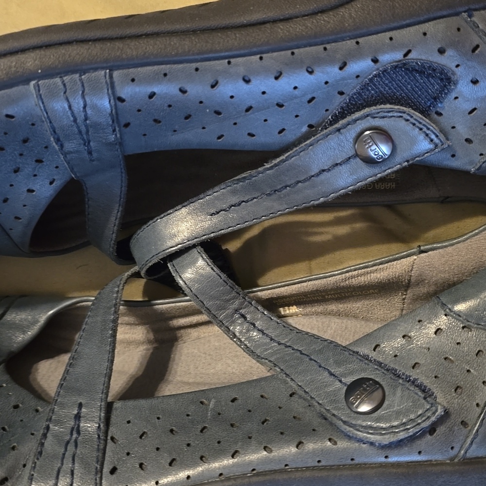 Size 11 Earth midnight blue flats with adjustable strap - Picture 3 of 3